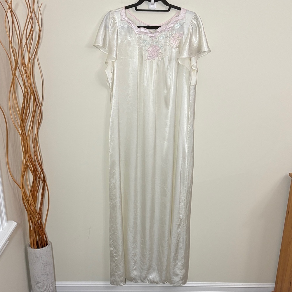 Elegant Vintage Natori Nightgown